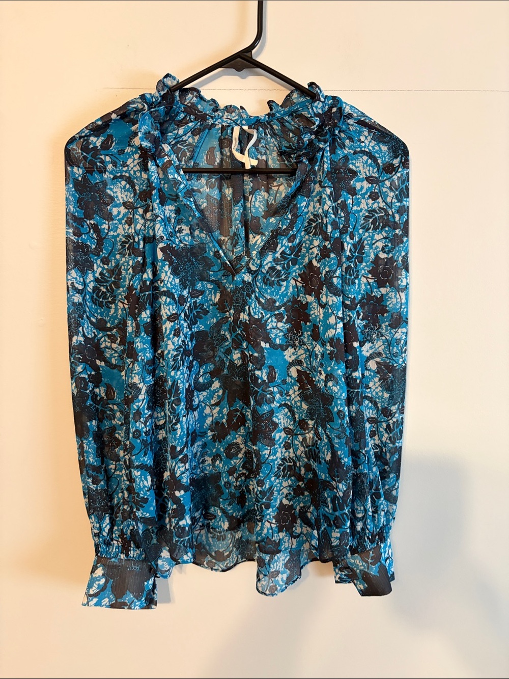 Anthropologie semi sheer boho Blue and navy Floral openNeck Blouse. Small. Poly.